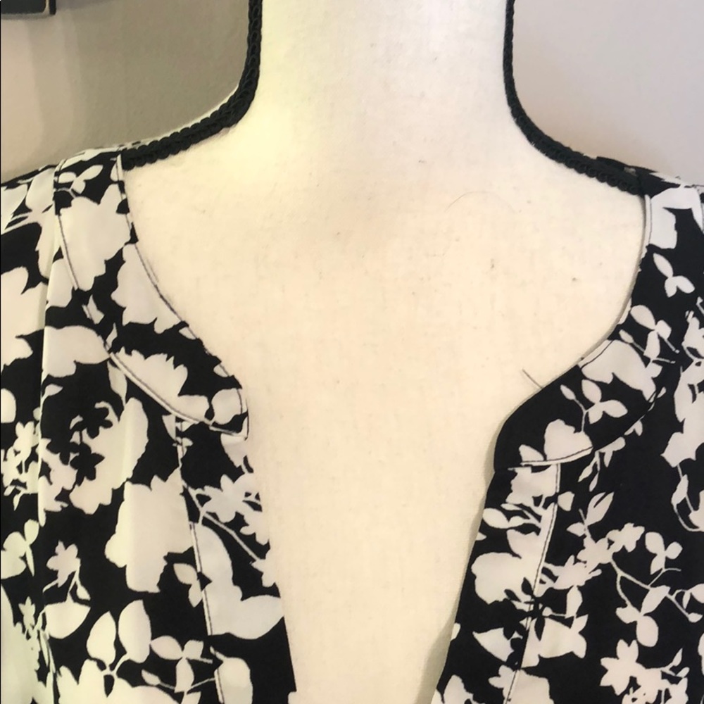 *Black and White Floral Top - Picture 3 of 3
